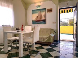 jadalnia z białym stołem i krzesłami w obiekcie Apartments by the sea Kukljica, Ugljan - 8293 w mieście Kukljica +17 zdjęć