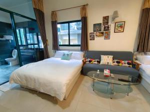 1 dormitorio con cama y mesa de cristal en 礁嬉湯宿spring en Jiaoxi