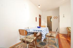 a dining room with a table and chairs at Apartments with a parking space Slano, Dubrovnik - 8547 in Slano