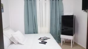 Un pat sau paturi într-o cameră la Villa Sarie Bay