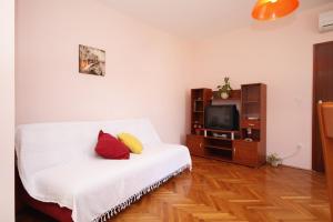 Et tv og/eller underholdning på Apartments with parking space Slatine, Ciovo - 8658