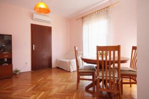 Et opholdsområde på Apartments with parking space Slatine, Ciovo - 8658 + 17 billeder