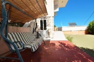 Balkón alebo terasa v ubytovaní Apartments by the sea Arbanija, Ciovo - 8651