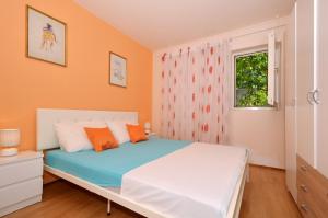 Posteľ alebo postele v izbe v ubytovaní Apartments by the sea Arbanija, Ciovo - 8651