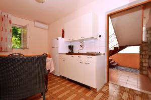 Kuchyňa alebo kuchynka v ubytovaní Apartments by the sea Arbanija, Ciovo - 8651