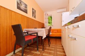 Kuchyňa alebo kuchynka v ubytovaní Apartments by the sea Arbanija, Ciovo - 8651