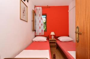 Posteľ alebo postele v izbe v ubytovaní Apartments by the sea Arbanija, Ciovo - 8651