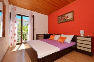 Postel nebo postele na pokoji v ubytování Apartments by the sea Arbanija, Ciovo - 8651