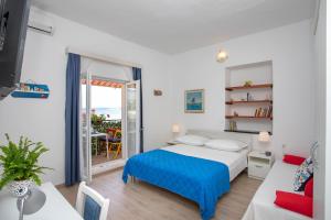 Posteľ alebo postele v izbe v ubytovaní Family friendly seaside apartments Duce, Omis - 8668
