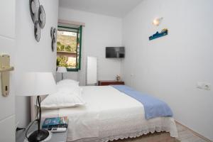 Posteľ alebo postele v izbe v ubytovaní Family friendly seaside apartments Duce, Omis - 8668