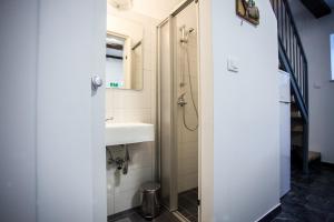 Kúpeľňa v ubytovaní Family friendly seaside apartments Duce, Omis - 8668