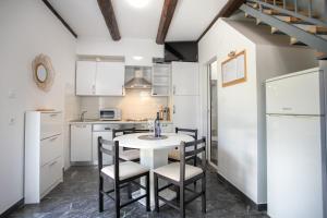 Kuchyňa alebo kuchynka v ubytovaní Family friendly seaside apartments Duce, Omis - 8668
