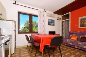 Kuchyňa alebo kuchynka v ubytovaní Apartment Arbanija 8651d + 19 fotografií