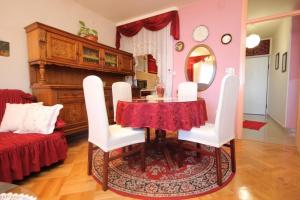 een eetkamer met een tafel en witte stoelen bij Apartments with a parking space Dugi Rat, Omis - 8666 in Dugi Rat