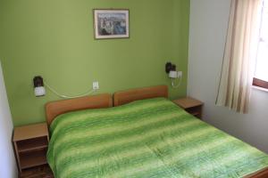 Postel nebo postele na pokoji v ubytování Apartments by the sea Rastici, Ciovo - 8619