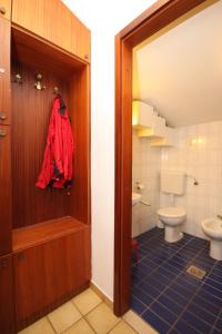 Koupelna v ubytování Apartments by the sea Rastici, Ciovo - 8619 + 31 fotografií