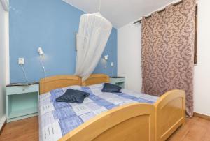 Postel nebo postele na pokoji v ubytování Apartments by the sea Rastici, Ciovo - 8619