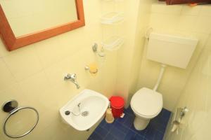 Bilik mandi di Apartments by the sea Klek, Neretva Delta - Usce Neretve - 8537 +16 gambar