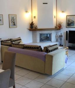 uma sala de estar com um sofá e uma lareira em Apartments by the sea Duce, Omis - 8680 em Duće