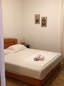 um quarto com uma cama com duas toalhas em Apartments by the sea Duce, Omis - 8680 em Duće