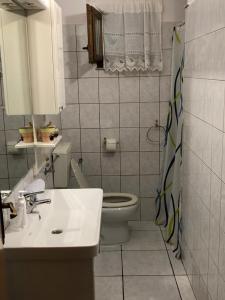 uma casa de banho com um WC e um lavatório em Apartments by the sea Duce, Omis - 8680 em Duće
