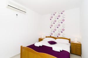 ein Schlafzimmer mit einem Bett mit Handtüchern darauf in der Unterkunft Apartments with a parking space Mlini, Dubrovnik - 8542 in Mlini