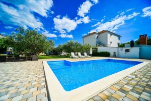 Hồ bơi trong/gần Family-friendly apartments with swimming pool Biograd na Moru, Biograd - 8371 +17 ảnh