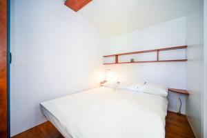 Giường trong phòng chung tại Family-friendly apartments with swimming pool Biograd na Moru, Biograd - 8371