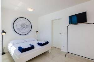 เตียงในห้องที่ Apartments and rooms by the sea Slano, Dubrovnik - 8737