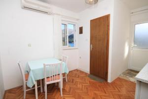 comedor con mesa, sillas y puerta en Apartments by the sea Slano, Dubrovnik - 8599, en Slano
