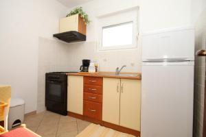 eine kleine Küche mit Spüle und Kühlschrank in der Unterkunft Apartments with a parking space Stari Grad, Hvar - 8708 in Stari Grad
