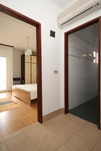 Posteľ alebo postele v izbe v ubytovaní Apartments with parking spaces Stari Grad, Hvar - 8708