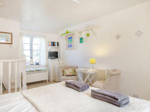 een slaapkamer met een bed met 2 kussens erop bij Sea View in Penzance