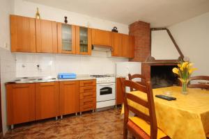 Ett kök eller pentry på Apartments by the sea Cove Zarace - Dubovica, Hvar - 8778