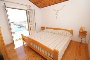 Posteľ alebo postele v izbe v ubytovaní Apartments and rooms by the sea Cove Zarace, Hvar - 8781