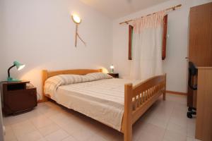 Zarače的住宿－Apartments and rooms by the sea Cove Zarace - Dubovica, Hvar - 8781，一间卧室配有一张床、一个梳妆台和一扇窗户。