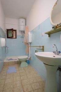 uma casa de banho com um lavatório e um WC em Apartments and rooms by the sea Cove Zarace - Dubovica, Hvar - 8781 em Zarače