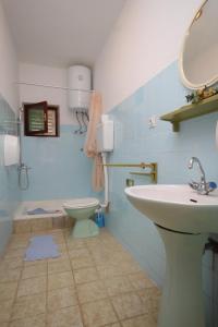 Kúpeľňa v ubytovaní Apartments and rooms by the sea Cove Zarace, Hvar - 8781