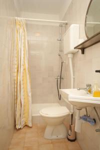 uma casa de banho com um WC e um lavatório em Apartments and rooms by the sea Cove Zarace - Dubovica, Hvar - 8781 em Zarače