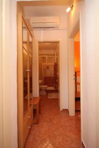 un corridoio con bagno e servizi igienici in camera. di Apartment Sveta Nedilja 8725c a Sveta Nedelja
