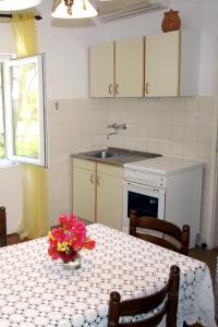 Kuchyňa alebo kuchynka v ubytovaní Apartments with a parking space Jelsa, Hvar - 8750