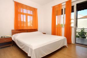 Un pat sau paturi într-o cameră la Apartments and rooms by the sea Stari Grad, Hvar - 8788