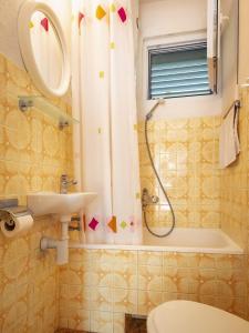 een badkamer met een toilet, een wastafel en een douche bij Apartments with a parking space Stari Grad, Hvar - 8697 in Stari Grad