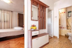 een slaapkamer en een badkamer met een bed en een toilet bij Apartments with a parking space Stari Grad, Hvar - 8697 in Stari Grad