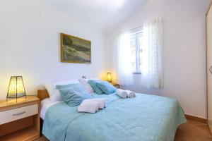 Postel nebo postele na pokoji v ubytování Apartments by the sea Jelsa, Hvar - 8729