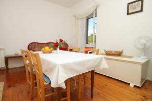 tavolo da pranzo con tovaglia bianca di Apartments with a parking space Popovici, Dubrovnik - 8694 a Gruda