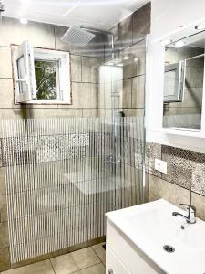 La salle de bains est pourvue d'une douche et d'un lavabo. dans l'établissement Apartment modern in Sulina, à Sulina