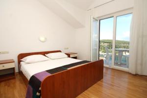 A bed or beds in a room at Apartments with a parking space Jelsa, Hvar - 8765