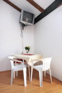 Μια τηλεόραση ή/και κέντρο ψυχαγωγίας στο Apartments by the sea Drvenik Donja vala, Makarska - 8807