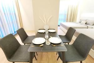 un soggiorno con tavolo da pranzo e sedie di The Toorak @ Bangsar South Mid Valley a Kuala Lumpur